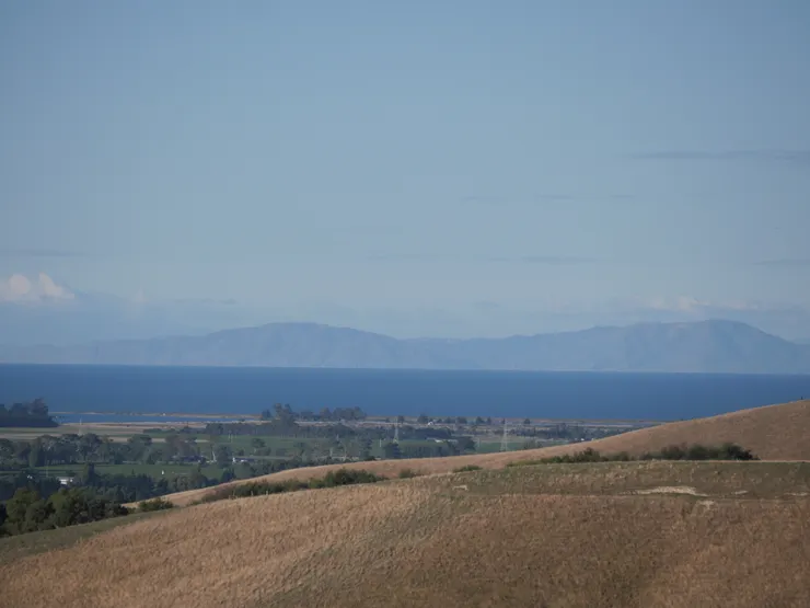 遠眺北方，Wellington在海上若隱若現。