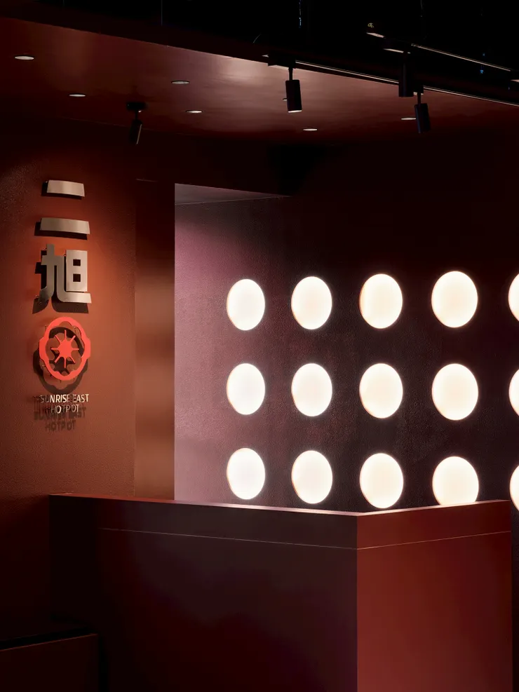 餐廳入口處的視角，厚實的矮牆設計有效劃分了公共區域與私人用餐空間。