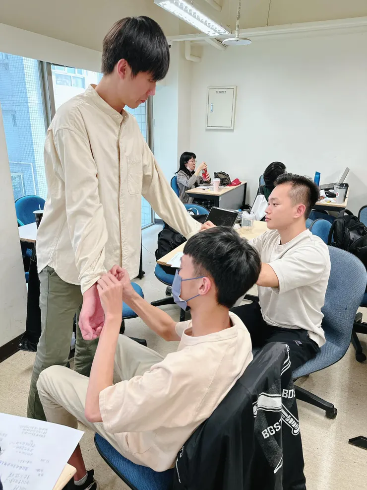 同學彼此很有愛的協助調整服裝