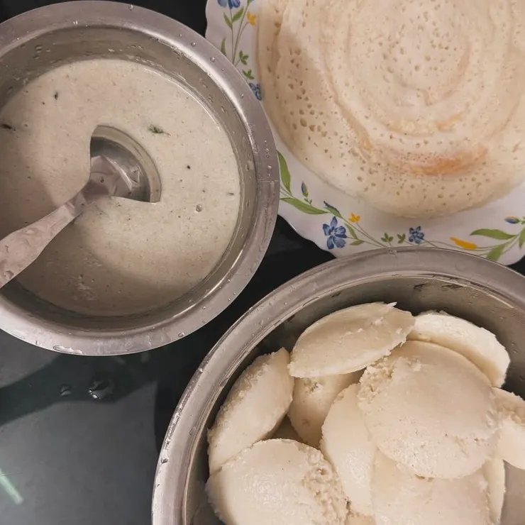 嬸嬸煮的喀拉拉早餐,右邊為椰子咖哩醬,右上為南印dosa、左下為idli,皆為米製品