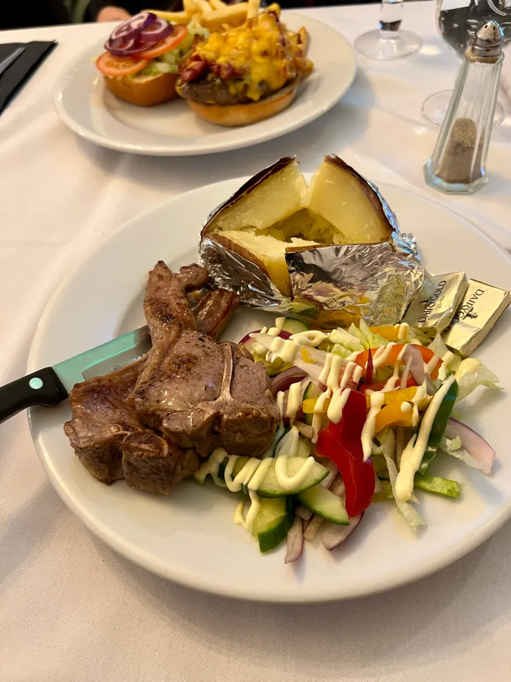 前景為烤羊腿與烤馬鈴薯。愛爾蘭盛產羊肉並大量出口,因此羊肉也是受歡迎的餐點之一。 (Joy 攝於 O'Sheas Irish Restaurant)