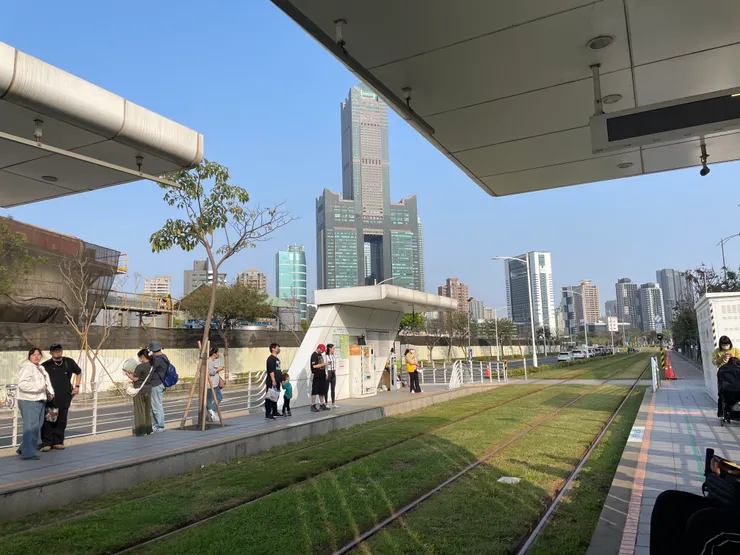 高雄輕軌的旅運中心站。