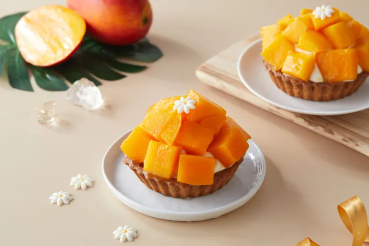 芒果控必吃甜品「芒果塔」，上層撲滿超大塊芒果，可以大口享用新鮮芒果，既過癮又滿足的幸福滋味，為炎夏之際的熱門消暑甜品。（資料來源：LADY KELLY）