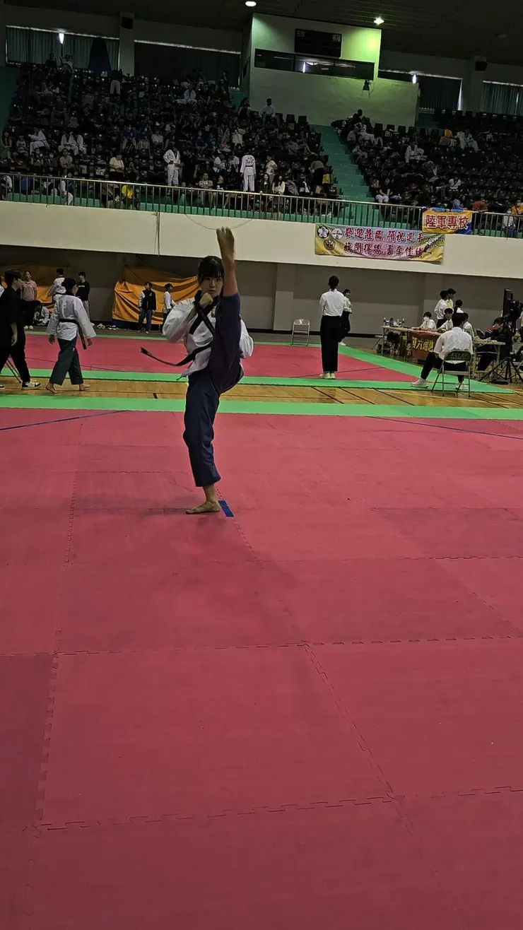 終於練到可以踢到頭頂上的前踢