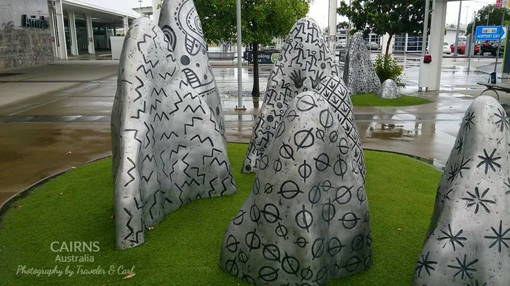 凱恩斯機場外的裝置藝術，山峰、風、水、星辰與土地的抽象圖案，呼應原住民傳統符號