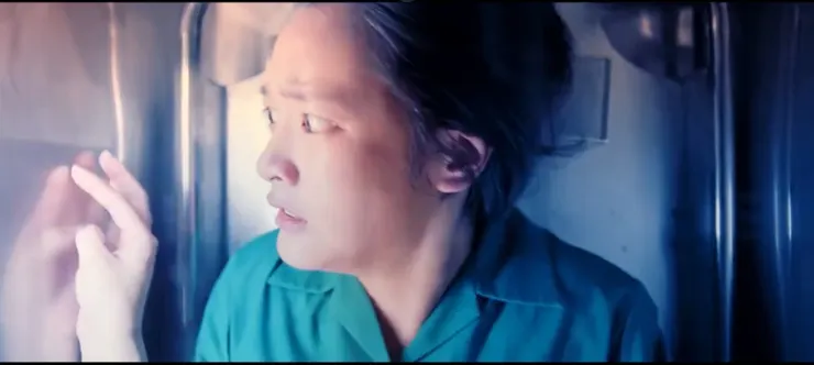 茉莉無助地捶打棺材 (《你的孩子不是你的孩子 - 茉莉的最後一天》)