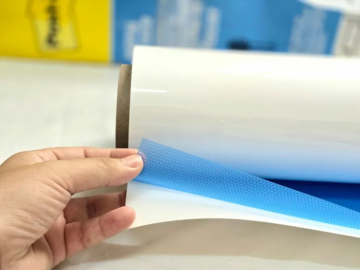 體驗愛塗鴉寶貝看過來!可自由裁切、牆壁、木板隨處可黏、白板