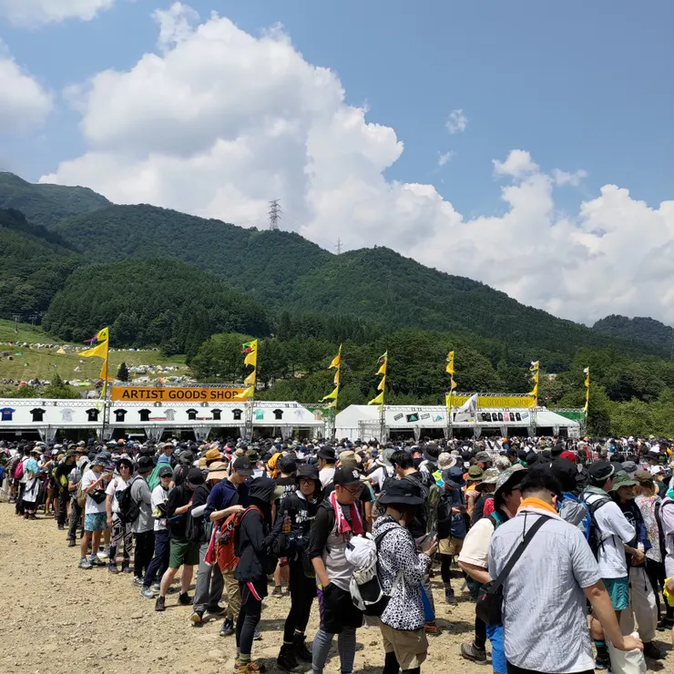 在驗票口前經過音樂祭首日的艷陽下排隊買周邊商品的人龍，想起前夜祭排隊3小時的痛楚，似乎已煙消雲散。