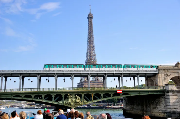 【船行河中左顧右盼指點建築橋樑！雙層的比爾哈克姆橋(Pont de Bir-Hakeim)，上層供地鐵6號線行駛，下層供行人和車輛通行。】