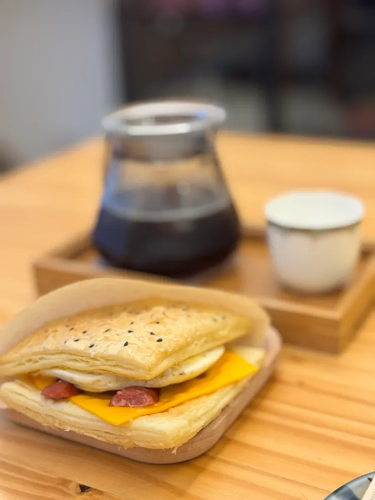 德式香腸可頌,吃的到德腸、蛋、起司片,冰美式