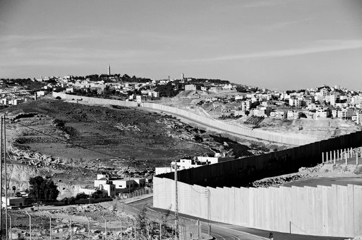 哈迪學校所在的阿布迪斯與耶路撒冷的隔離牆（photo by Kashfi Halford）