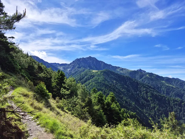 ▲爬上稜線後可以遠眺南湖及中央尖。