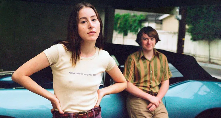 Alana Haim演出PT安德森的《甘草比薩》。