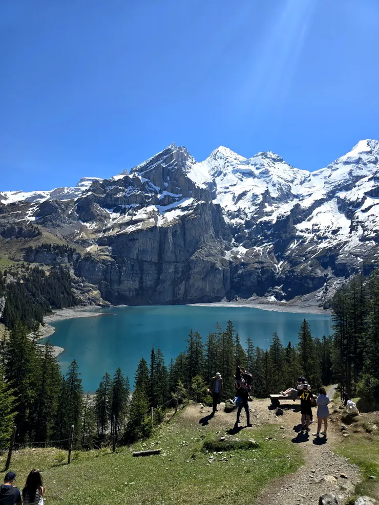 湖水的顏色是整片景色的靈魂。在正午陽光的照射下，湖面閃耀著令人屏息的土耳其藍，那是一種難以言喻的、帶有冰川神祕感的夢幻色彩。