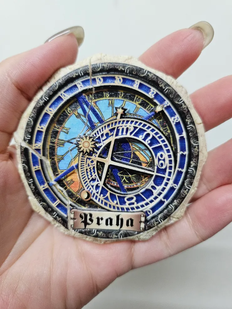 也是天文鐘造型的磁鐵，但這原本是買來送人的，怎料到家後卻碎掉了，只好自留。