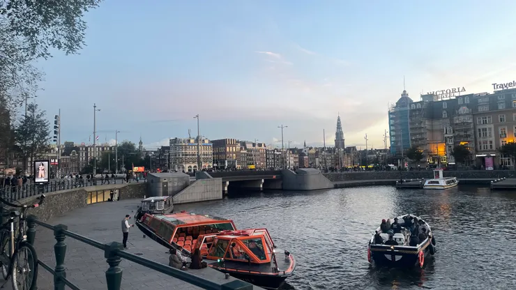 阿姆斯特丹中央車站 旁邊運河