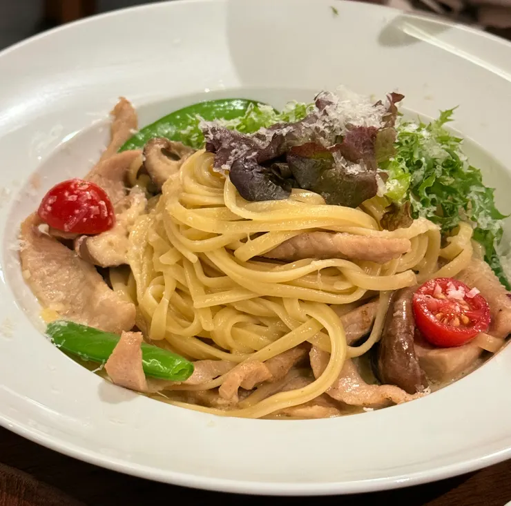 嫩煎松阪豬奶油義大利麵