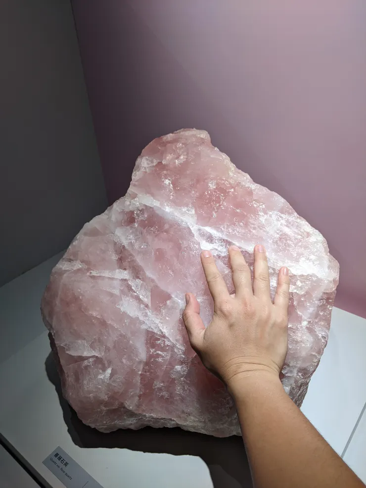 觸摸薔薇石英感受正向溫暖的能量
