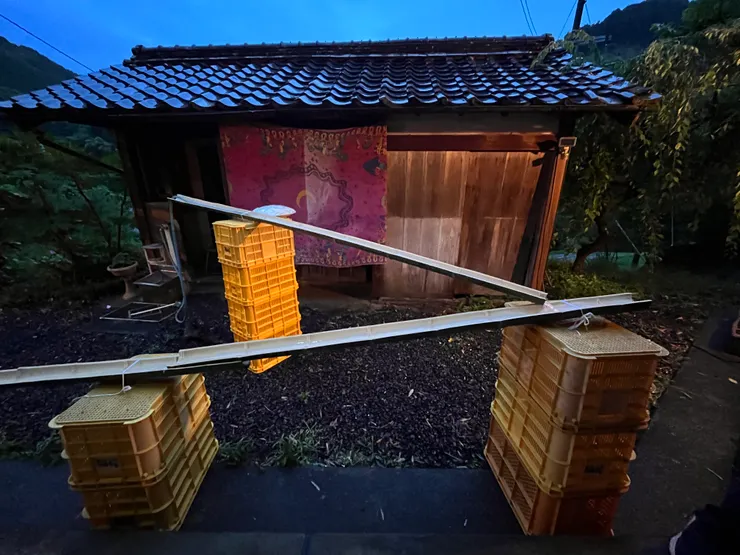 アグリナジカン和ケイティ主辦的流水麵線派對