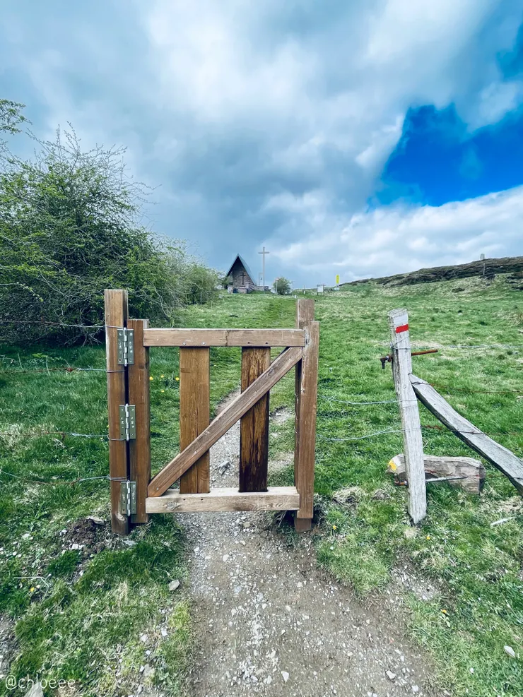 穿過木柵看到教堂就到最高點，山上超冷！！