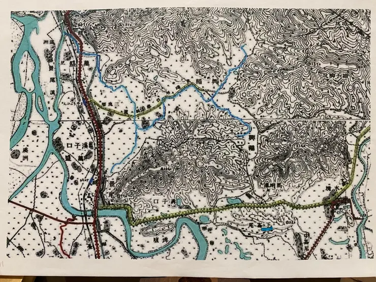 1921年地形圖。黃色標示即[上]十五分線、[下]石碇線輕便車路線（照片由何文賢老師繪製、提供）