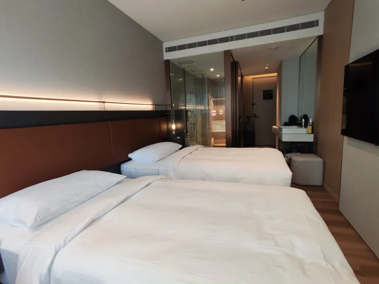 從窗邊反拍回房門