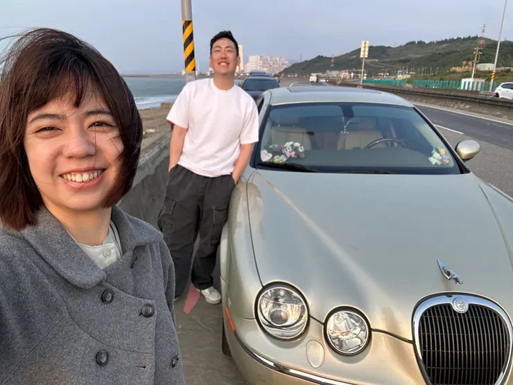 / 老鄧難得笑了！ 看起來抵達後很放鬆 /