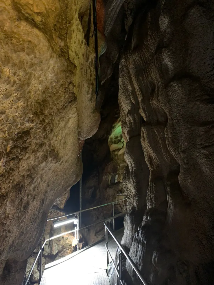 跟鐘乳石近距離的接觸！難得的體驗。