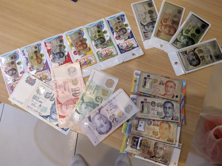 在牛車水的戰利品，常流通面額新幣鈔票磁鐵(有點大)+大面額新幣磁鐵開瓶器+全面額新幣鑰匙圈+我收集的現鈔