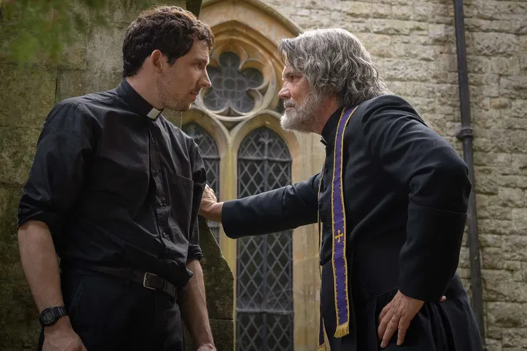 兩種截然不同的信念,正面相撞,也埋下了一顆質疑的未爆彈。