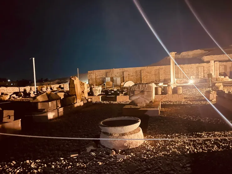 拉繩圍起來，毀壞嚴重神廟區。