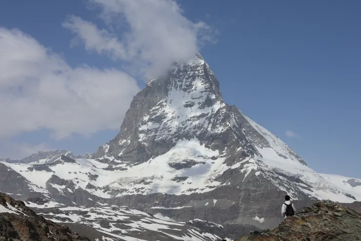 雲霧翻湧，峰頂時隱時現，像是一場未完的故事。