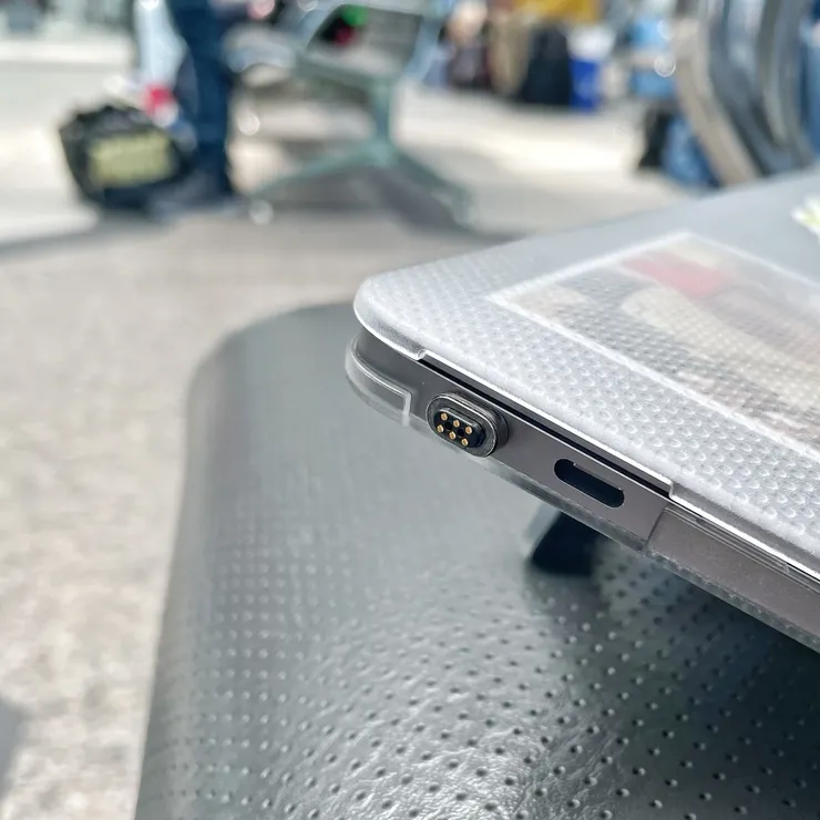 磁吸一端插入MacBook Air的Type- C接口