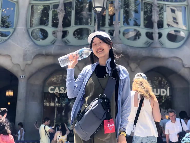 去巴塞隆納玩的時候就這樣穿：外套＋肩背包(紅色袋子裡有購物袋)