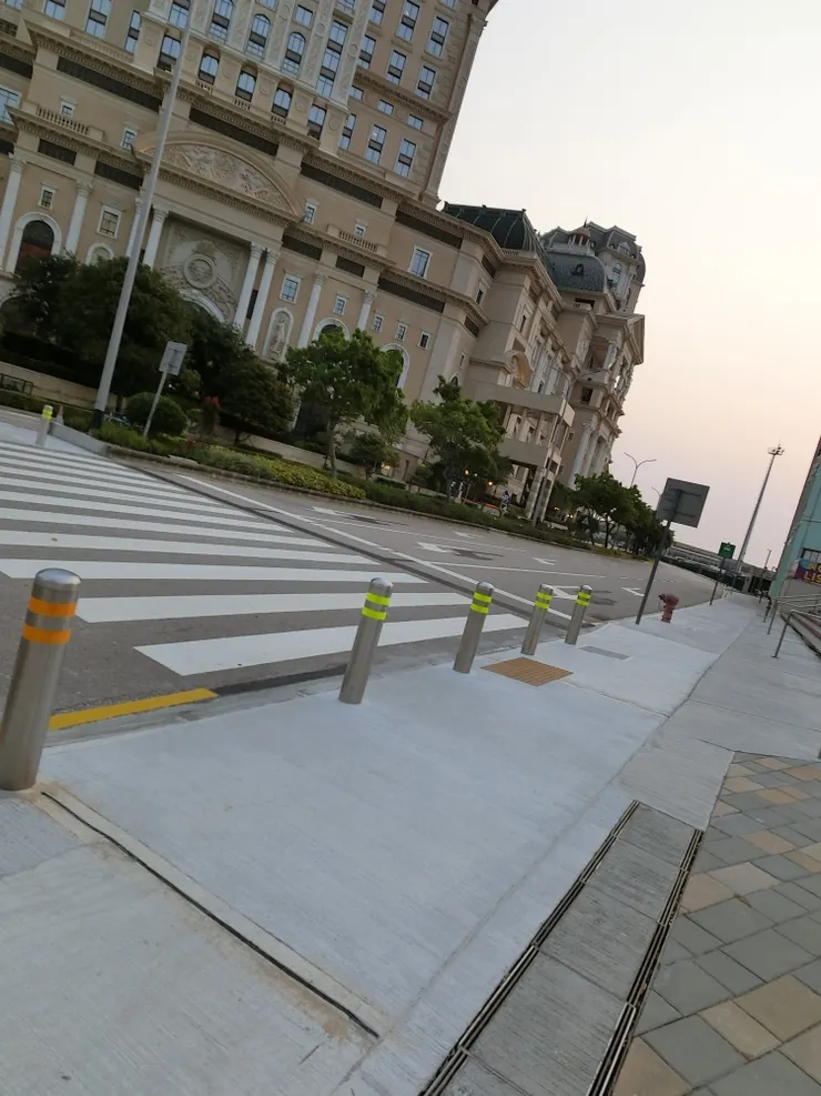 澳門清晨的街道空無一人,當時才早上六時多。很少機會看到這麼清靜的街道吧。