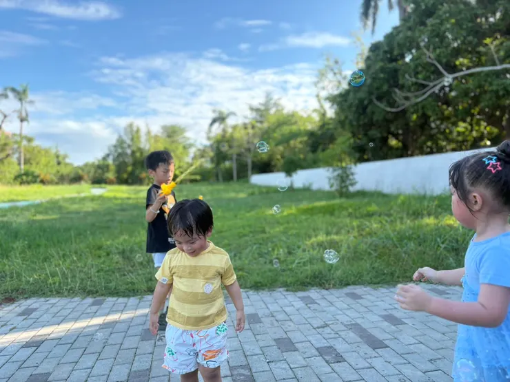 孩子在澄清湖放電中