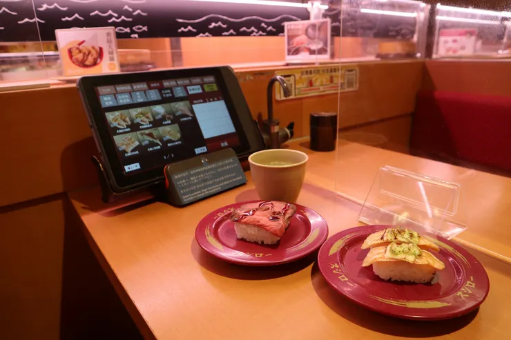 第一輪點的牛肉與鮭魚壽司，大概吧