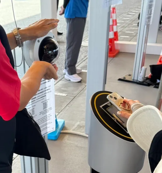 上面的機器是掃描臉部辨識資訊，下面的機器是掃描入場Qrcode