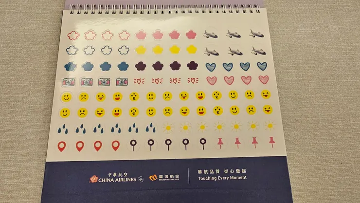 華航桌曆也有可愛小貼紙!右上角還有小飛機呢!