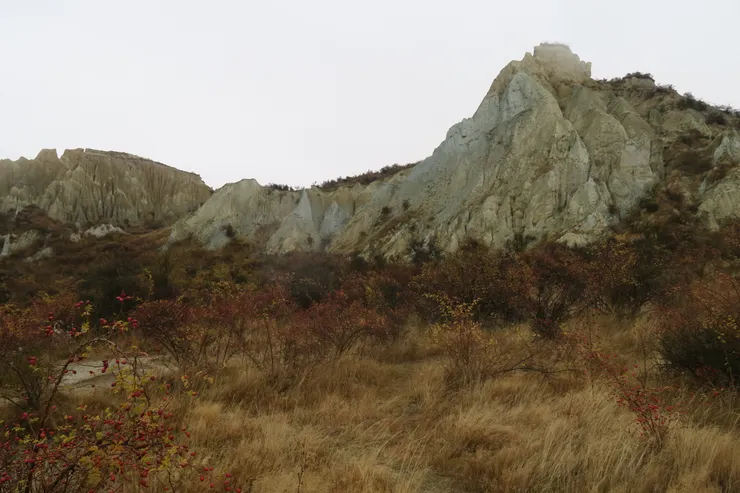 很像月世界。仔細看還可以看到岩層有不同的顏色。