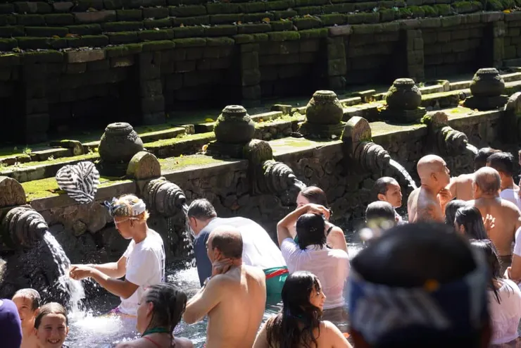 我們祭拜完後，水池已充滿了人