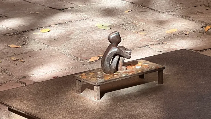 芬蘭教會後院的雕塑「看月亮的男孩」