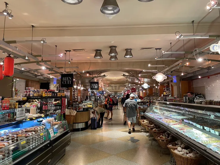 從入口處就可以看到出口的門了，雖然很小，但非常豐富