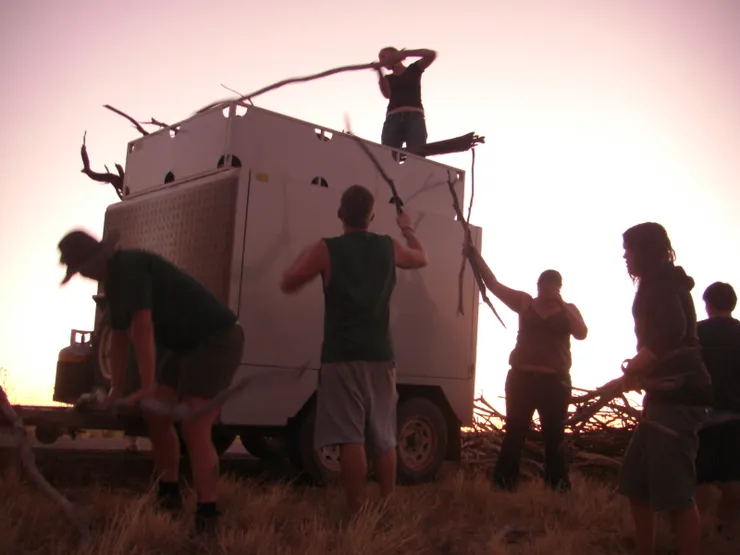 站在車頂的就是漢娜啦～正在遞樹枝的，正好分別是傑克和莎莉。