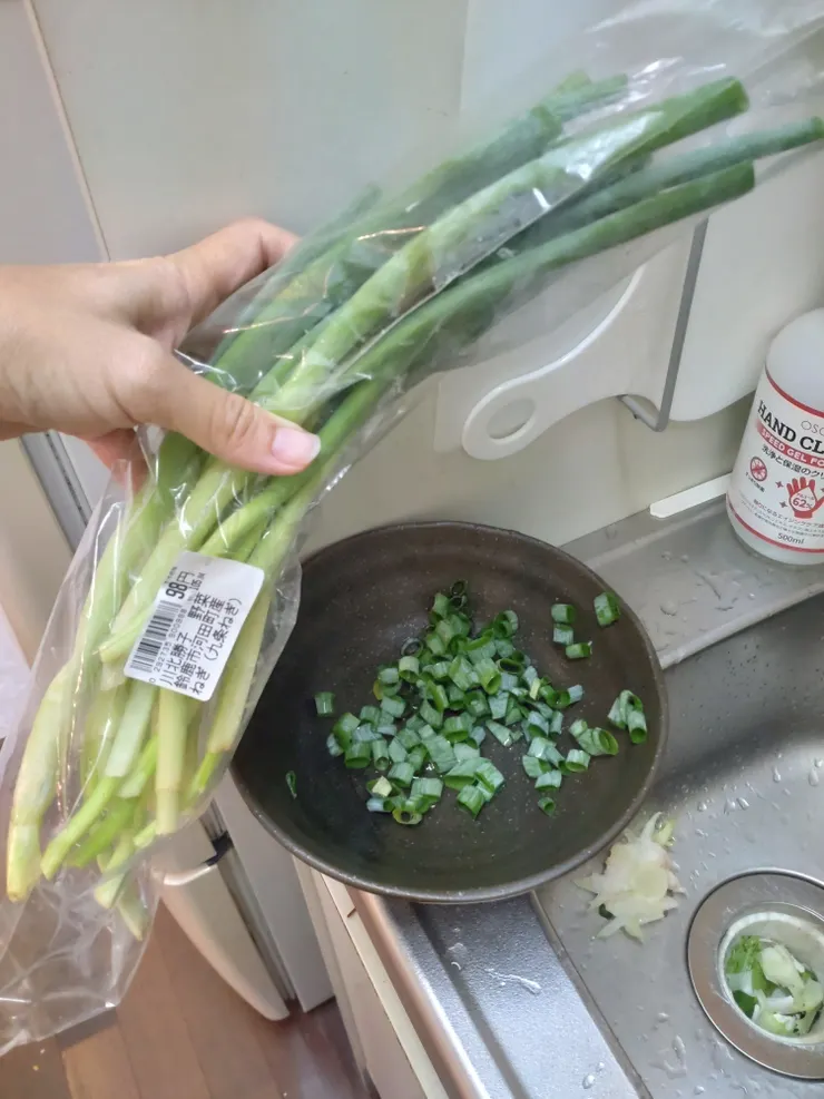 來自鈴鹿的蔥,整把保留根部從尾端開始剪來使用,有一點嗆辣的香味