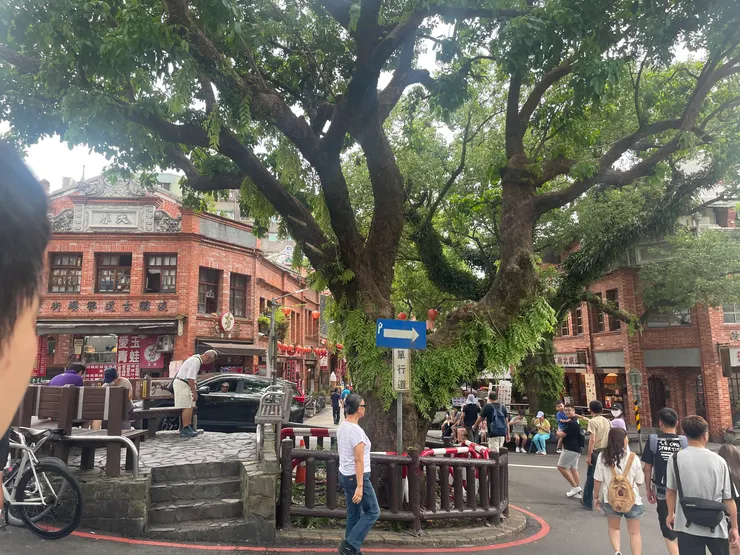 一下車往前走一點,就可以看到老街入口