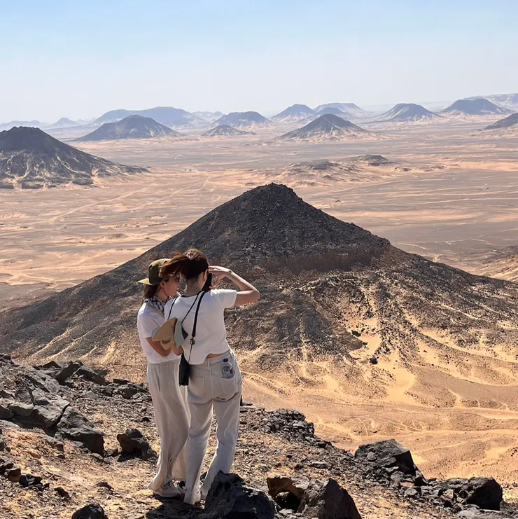 久遠的久遠以前火山噴發造成大量黑色物質自然形成了這區大大小小的黑山- Black Desert (黑沙漠)-