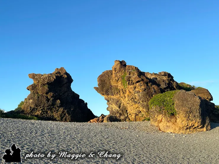 狀似兩隻青蛙相望