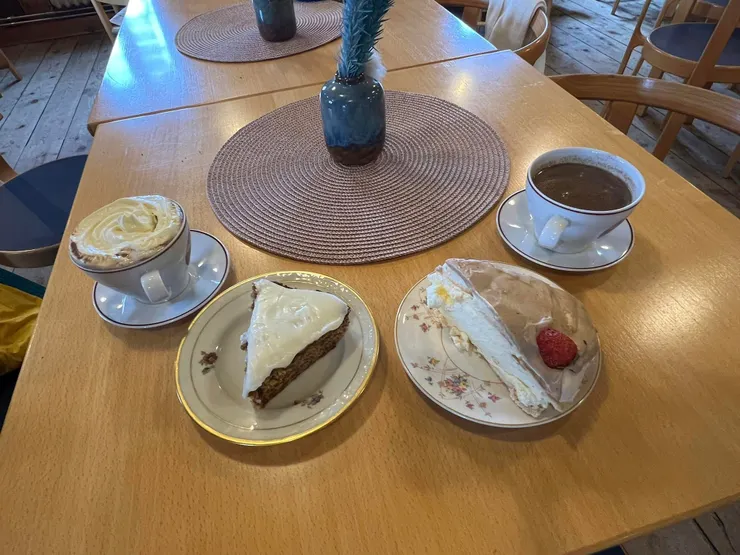 兩杯熱可可，一個胡蘿蔔蛋糕一個蛋白慕斯蛋糕，約台幣800元。