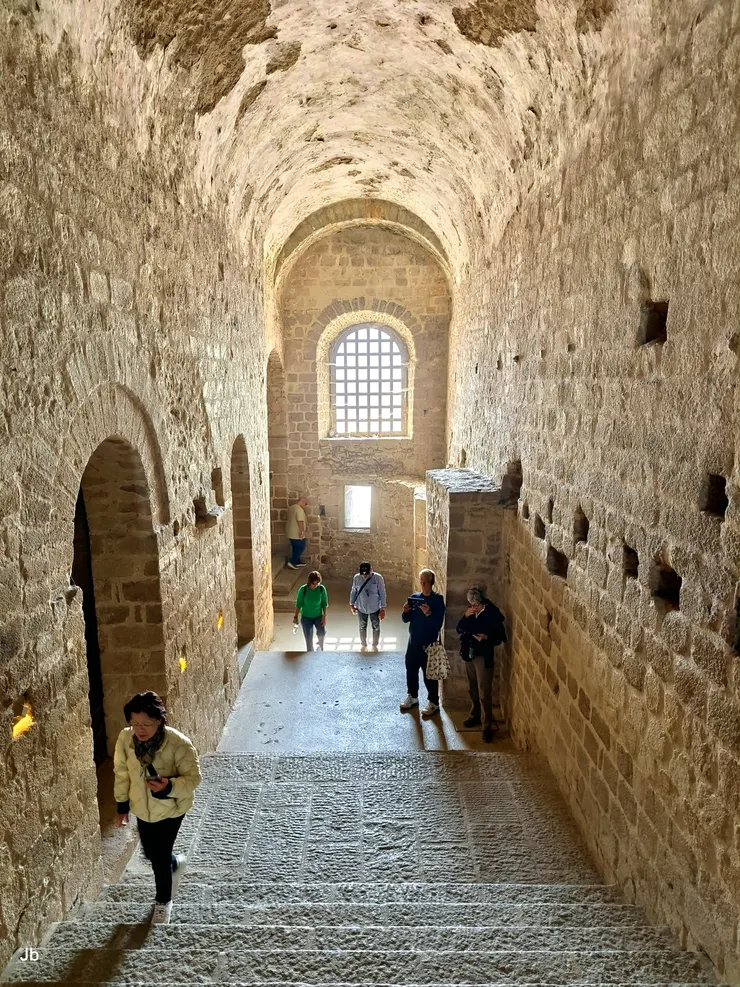 【修道院內的南北大階梯，一旁拱門可想見其內為一別室，但都没開放參觀。】